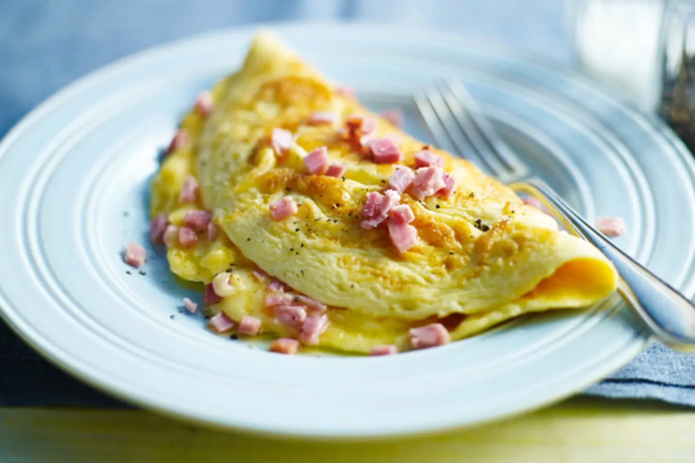 omelet-med-skinke-opskrift