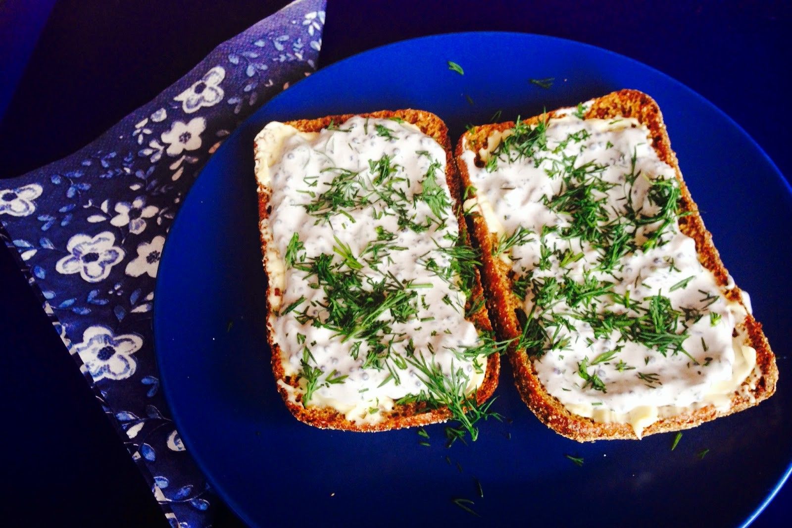 stenbiderrogn-roert-med-creme-fraiche-og-roedloeg-opskrift